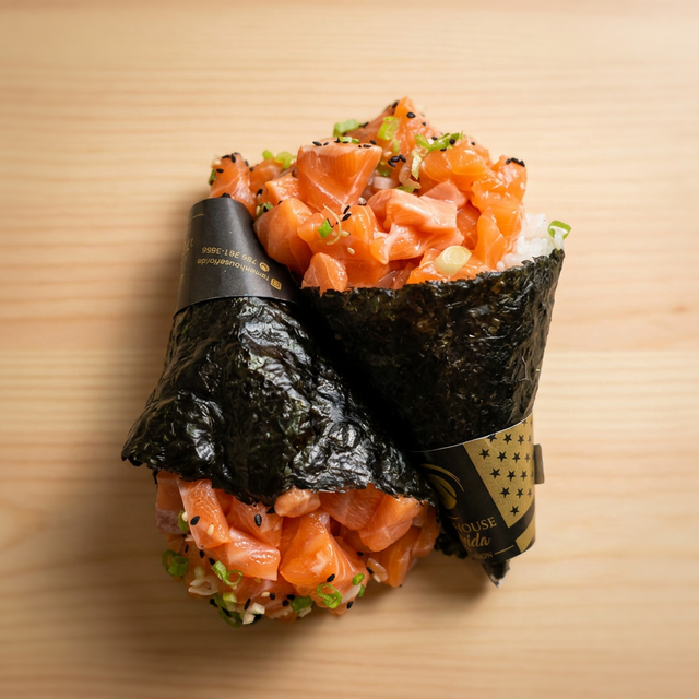 Salmon Hand Roll (Temaki).